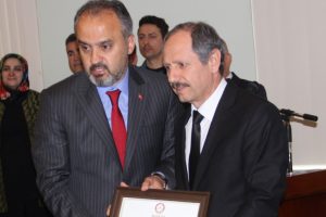 Bursa&nbsp;B&uuml;y&uuml;kşehir Belediye Başkanı Aktaş mazbatasını aldı