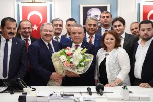 CHP'li Muhittin B&ouml;cek mazbatayı aldı, g&ouml;revine başladı