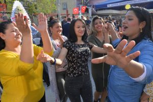8 Nisan D&uuml;nya Romanlar G&uuml;n&uuml; coşkusu