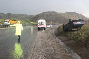 Ters devrilen otomobilden yaralı olarak kurtuldu
