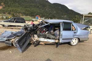 Hurda yığınına d&ouml;nen otomobilden sağ kurtuldu