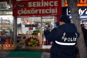 Kavga ettikleri yere d&ouml;n&uuml;p, d&uuml;kkanı kurşunladılar