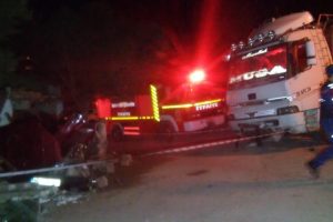 Freni patlayan kamyon park halindeki otomobile &ccedil;arptı: 3 yaralı