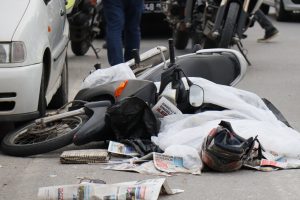 Beton mikserinin &ccedil;arptığı motosikletli kadın can verdi!