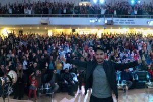 Mustafa Ceceli polisler i&ccedil;in sahneye &ccedil;ıktı