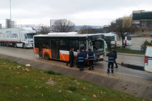 Gaziantep'te belediye&nbsp;otob&uuml;s&uuml; devrildi: 25 yaralı