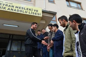 'Liseli muhtar'ın ilk hedefi su ve kanalizasyon sorununun &ccedil;&ouml;z&uuml;lmesi