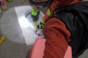 Ayağı tuvalete sıkışan &ccedil;ocuğun zor anları