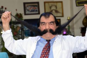 50 yıldır uzatıyor... 1,5 metreyi ge&ccedil;ti!