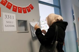"İstanbul'da AK Parti se&ccedil;meninin sadece y&uuml;zde 44'&uuml; 'usuls&uuml;zl&uuml;ğe' inanıyor"