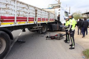 Motosiklet TIR'ın altına girdi! S&uuml;r&uuml;c&uuml;...