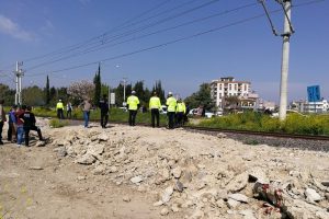 Telefonla konuşurken tren &ccedil;arptı
