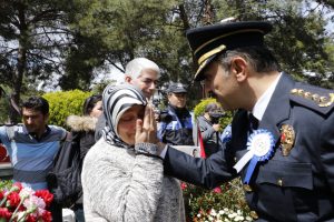 Emniyet m&uuml;d&uuml;r&uuml;, şehit annesinin g&ouml;zyaşlarını sildi