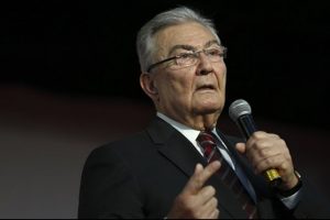 Deniz Baykal'dan h&uuml;k&uuml;mete se&ccedil;im &ccedil;ağrısı: D&uuml;nyaya kanıtlamalıyız