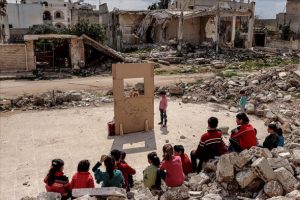 Suriyeli &ccedil;ocuklar kimyasal silah kurbanlarını tiyatroyla andı