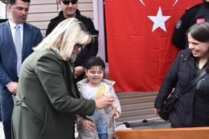 İstiklal Marşı'nın tamamını ezbere okuyan minik &Ouml;zge b&uuml;y&uuml;k alkış aldı