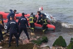 Denize atlayan kadını, g&uuml;venlik g&ouml;revlisi ve astsubayın &ccedil;abası kurtardı