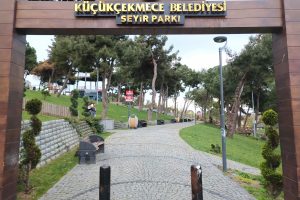 İstanbul'da polis, bı&ccedil;akla saldırdığı &ouml;ne s&uuml;r&uuml;len kişiyi vurdu