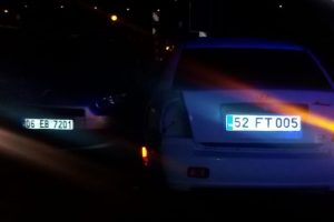 Tır sıkıştırınca bariyerlere giren araca otomobil &ccedil;arptı: 6 yaralı