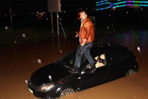 Dolu ve yağmur hayatı fel&ccedil; etti