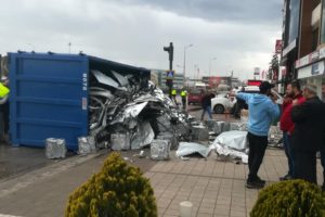 Bursa'da şehrin g&ouml;beğinde dehşet kaza! Virajı alamayan tır devrildi