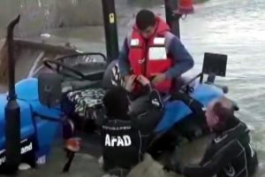 Trakt&ouml;r&uuml;yle derenin ortasında kalan genci AFAD kurtardı
