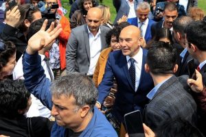 "İhra&ccedil; edilen &ouml;ğretmenleri zabıta olarak alacağız"