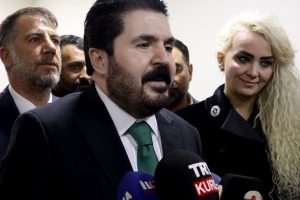 Sayan'dan Suriyelilere yardımı kesen belediye başkanına tepki