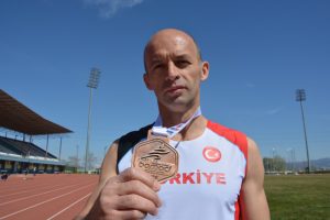 Bursa'da g&ouml;rev yapan Emniyet M&uuml;d&uuml;r&uuml; atletizmde T&uuml;rkiye'nin gururu oldu