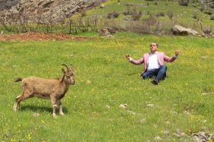 T&uuml;rk&uuml;c&uuml; Aydın Aydın, dağ ke&ccedil;isiyle klip &ccedil;ekti