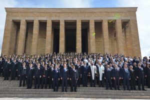 Bakan Soylu ve polislerden, Anıtkabir'e ziyaret