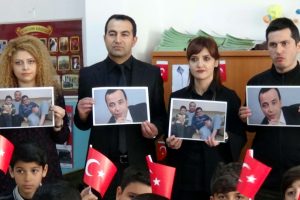 &Ouml;ld&uuml;r&uuml;len &ouml;ğretmen i&ccedil;in okula, siyah giyip geldiler