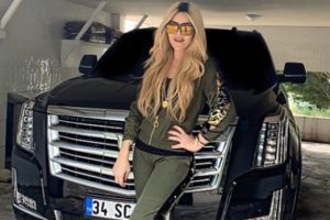 Selin Ciğerci, milyonluk pozuyla dikkat &ccedil;ekti