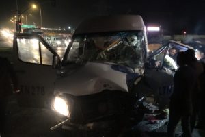 Feci kaza! Sıkışan s&uuml;r&uuml;c&uuml;n&uuml;n elini bir an olsun bırakmadı