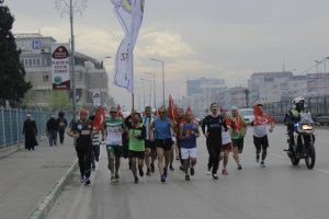 Bursa'da maraton koşucuları polisler i&ccedil;in koştu