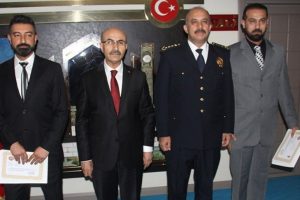 Vali, u&ccedil;an polis ve arkadaşına başarı belgesi verdi