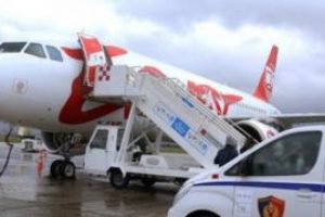 Arnavutluk'ta havalimanında silahlı soyguncular piste girip u&ccedil;ağı soydu