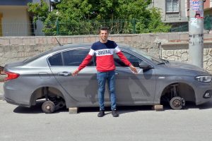 Otomobilin tekerlerini &ccedil;aldılar