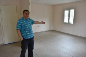 Bursa'da se&ccedil;imi kaybeden muhtar, muhtarlık binasını boşalttı