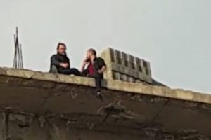 Polis, intihar girişimcisini telefon verirken yakaladı