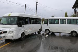 &Ouml;ğrenci servisleri &ccedil;arpıştı! Yaralılar var