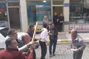 Esnaftan temsili sopalı kavga ile polise s&uuml;rpriz