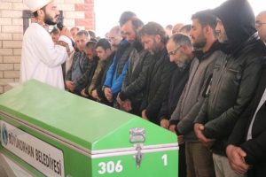 &Uuml;zerine salıncak devrilen k&uuml;&ccedil;&uuml;k kız toprağa verildi