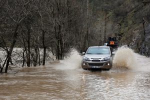 Munzur &Ccedil;ayı taştı, ulaşım kontroll&uuml; sağlanıyor