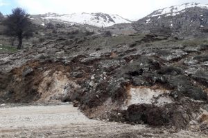 Isparta'da toprak kayması! 2 ev tehlike altında
