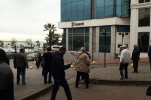 Sokak ortasında biber gazlı, bı&ccedil;aklı kavga!