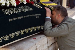 Gen&ccedil; doktor g&ouml;zyaşlarıyla toprağa verildi