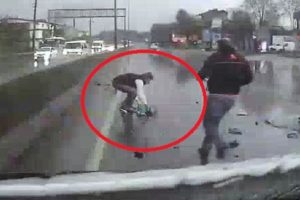 Kaza yapan kamyonetteki bebek yola fırladı
