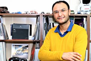 Otomobil sevdasını kataloglarla yaşatıyor