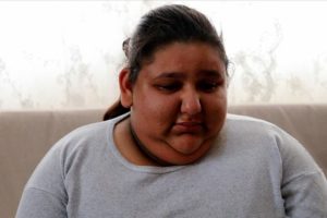 11 yaşındaki Medine kilolarından kurtulmak i&ccedil;in yardım bekliyor